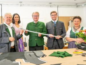 Pressefoto mit Landeshauptmann Christopher Drexler anlässlich der Eröffnung der Herrenschneiderei im Steirischen Heimatwerk.