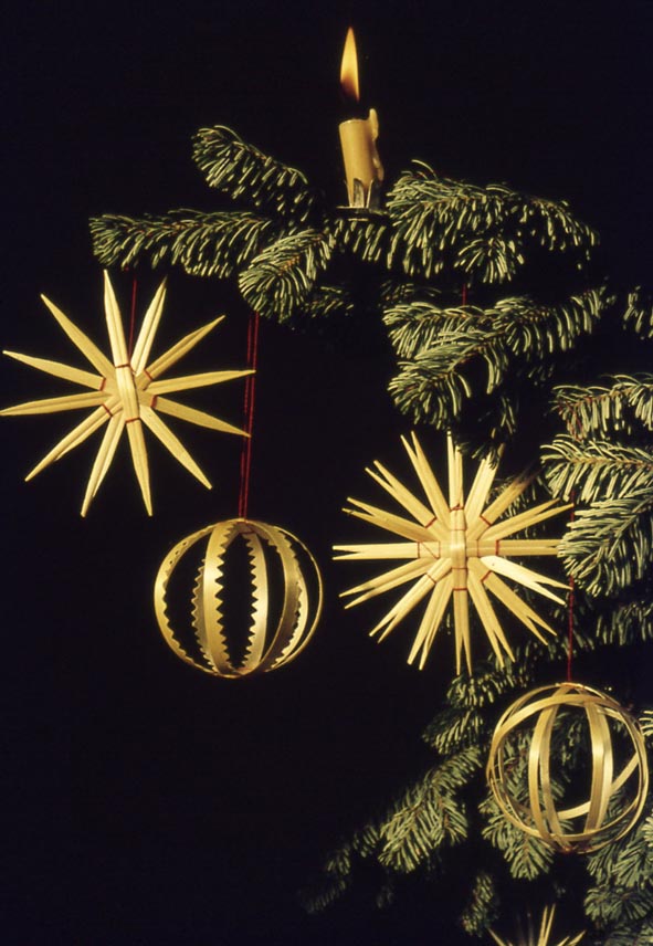 Strohsterne auf einem Christbaum in Graz, 1957. Foto: VKM/Sepp Walter