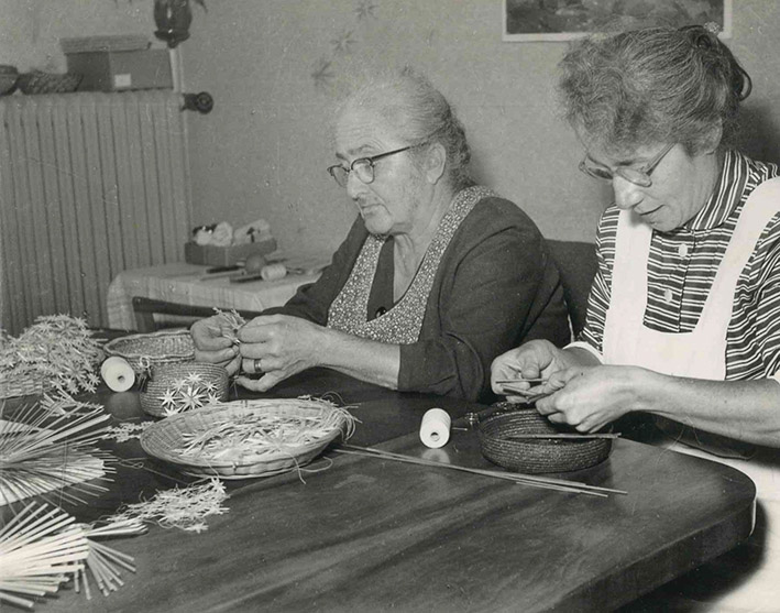 Gretl Zimmermann (re.) beim Fertigen von Strohsternen. Foto: Dorf- und Heimatmuseum Winterbach