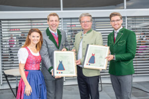 Feierlich wurden die Zertifikate für die eigene Tracht im Beisein von Landeshauptmann Drexler an die Familie Gady vom Steirischen Heimatwerk übergeben.