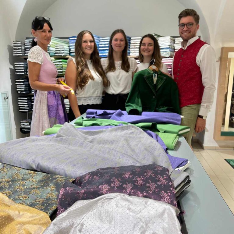 Gruppenfoto bei der Stoffauswahl im Steirischen Heimatwerk mit den drei neuen Weinhoheiten und Anita Schmidt und Simon Koiner aus dem Steirischen Heimatwerk.