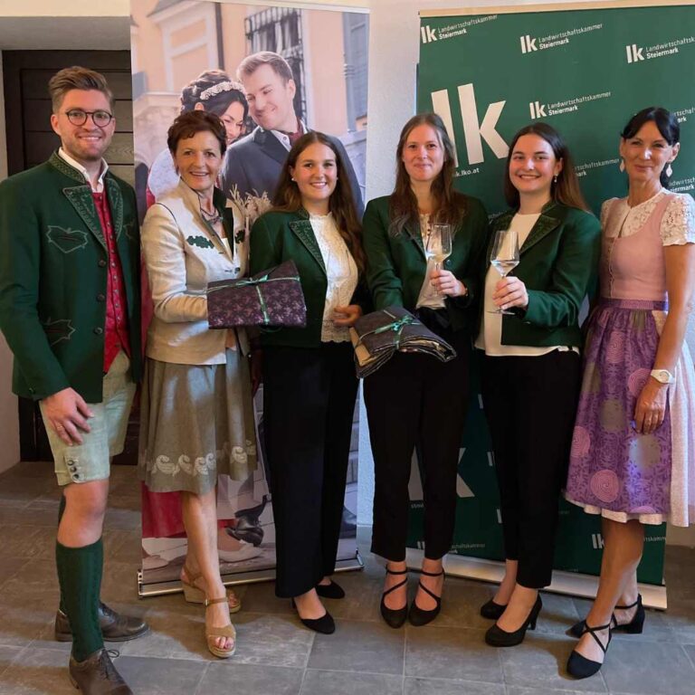 Gruppenfoto mit den Steirischen Weinhoheiten, Vertretern des Steirischen Heimatwerks und der Landwirtschaftskammer