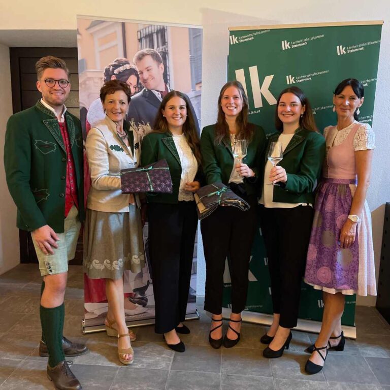 Gruppenbild mit den neuen Weinhoheiten und Vertretern des Steirischen Heimatwerks sowie der Landwirtschaftskammer.