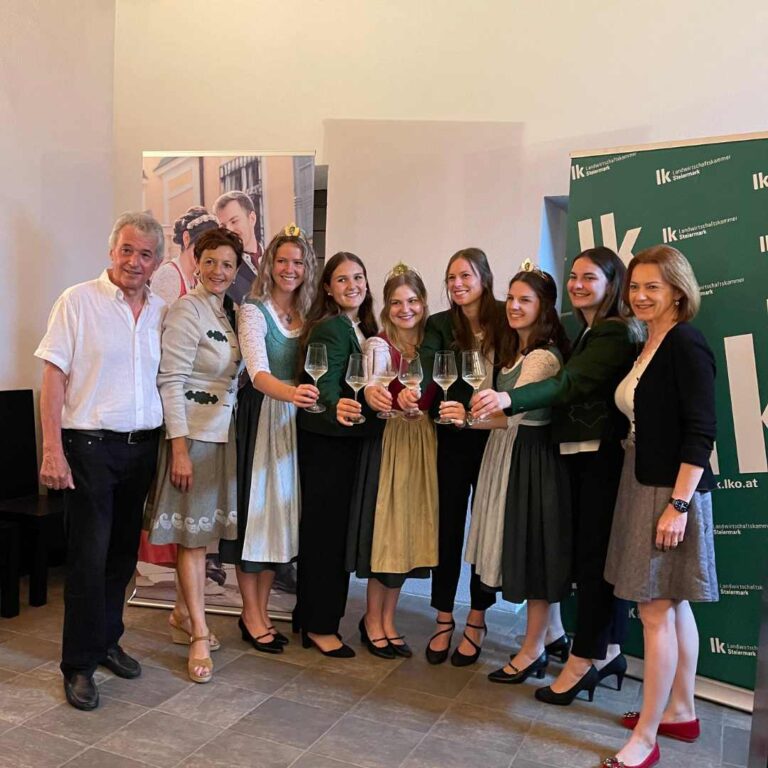 Gruppenbild mit den "alten" und "neuen" Weinhoheiten, der Landesrätin Schmidtbauer, Vertreter der Landwirtschaftskammer und des Weinbauverbandes.