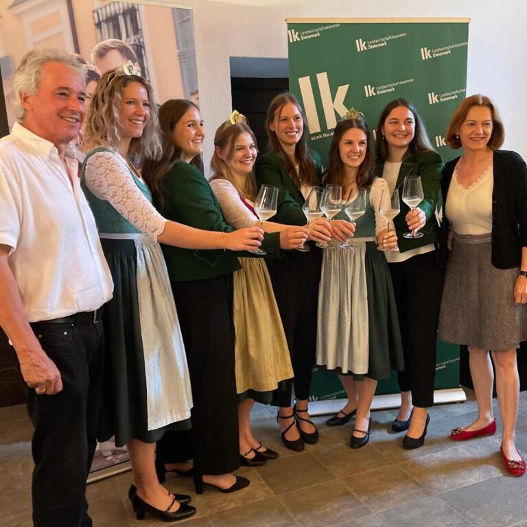 Gruppenfoto der "alten" und "neuen" Weinhoheiten gemeinsam mit Ingenieur Luttenberger vom Weinbauverband Steiermark und der Landesrätin Schmidtbauer.