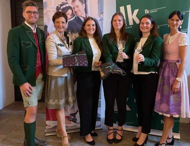 Gruppenfoto mit den Weinhoheiten 2024, der stellvertretenden Präsidentin der Landwirtschaftskammer, Simon Koiner und Anita Schmidt aus dem Steirischen Heimatwerk.