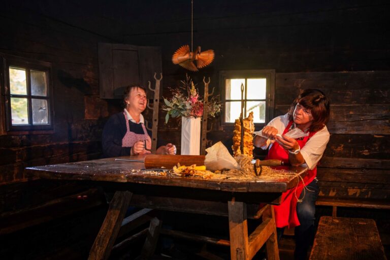 Eva Maria Lipp beim Verzieren des Prügelkrapfens in der Rauchstube vom Freilichtmuseum Stübing in der Steiermark